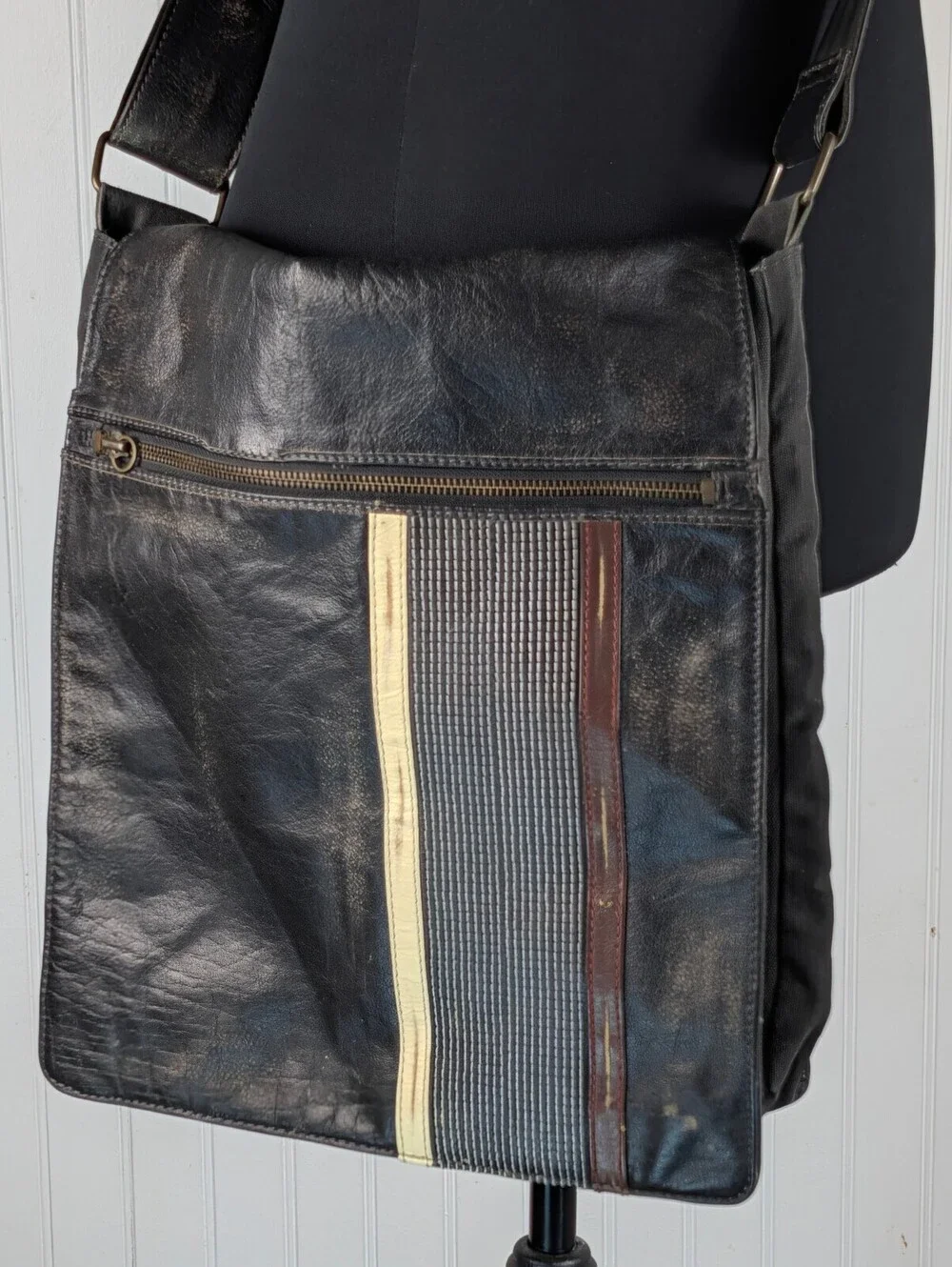 Classic Wilsons Leather Black Messenger Bag – Distressed Vintage Style
